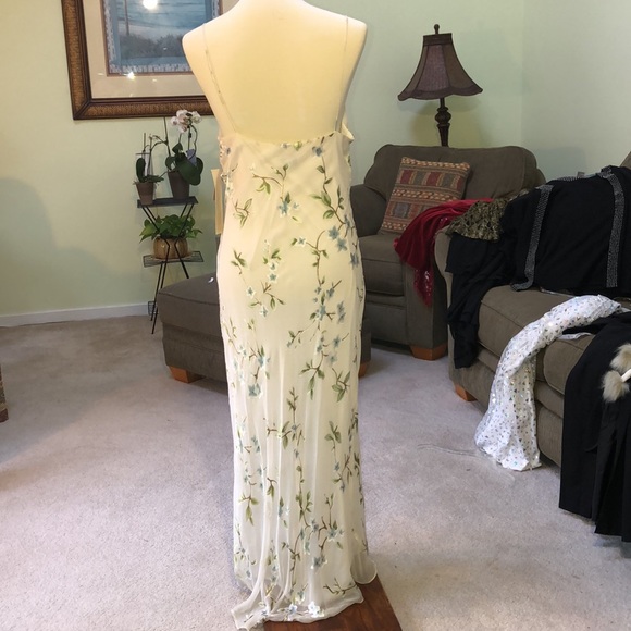 Light summer time dress in perfect condition - Picture 3 of 7